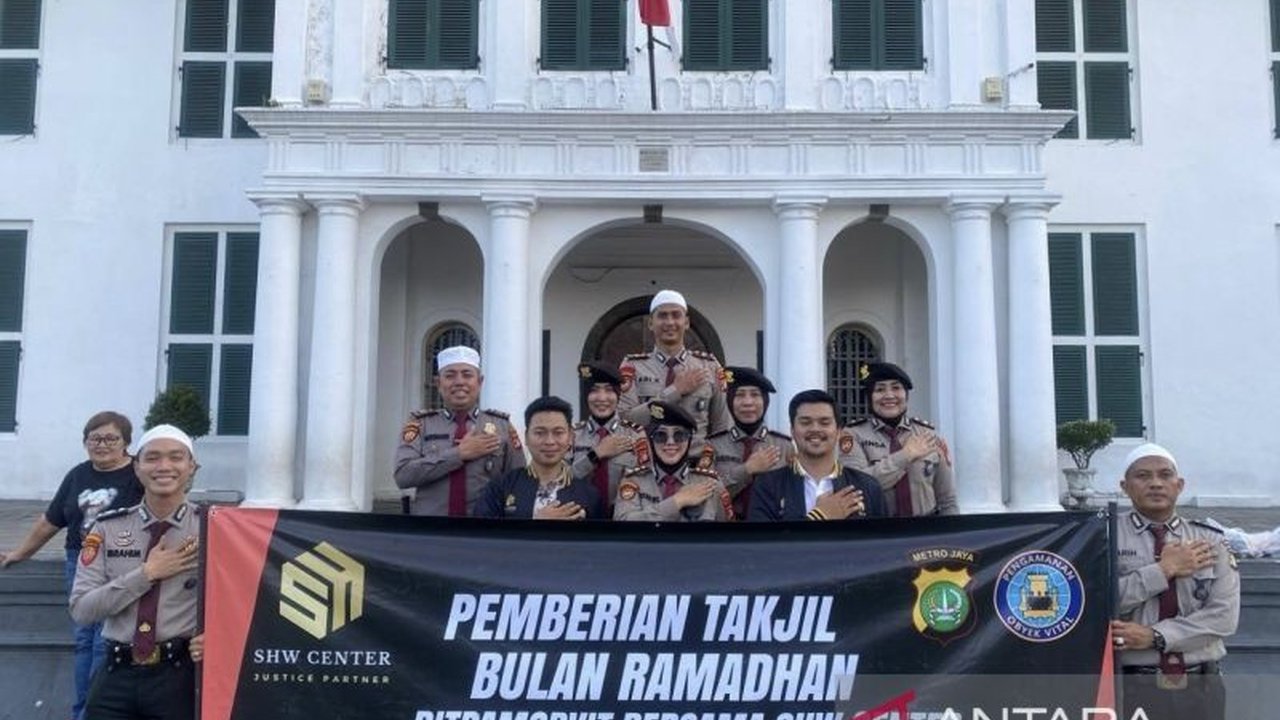 Direktorat Pamobvit Polda Metro Jaya bersama SHW Center berbagi takjil di Kota Tua, Jakarta Barat, sebagai bentuk silaturahmi dan kepedulian kepada masyarakat yang berpuasa.