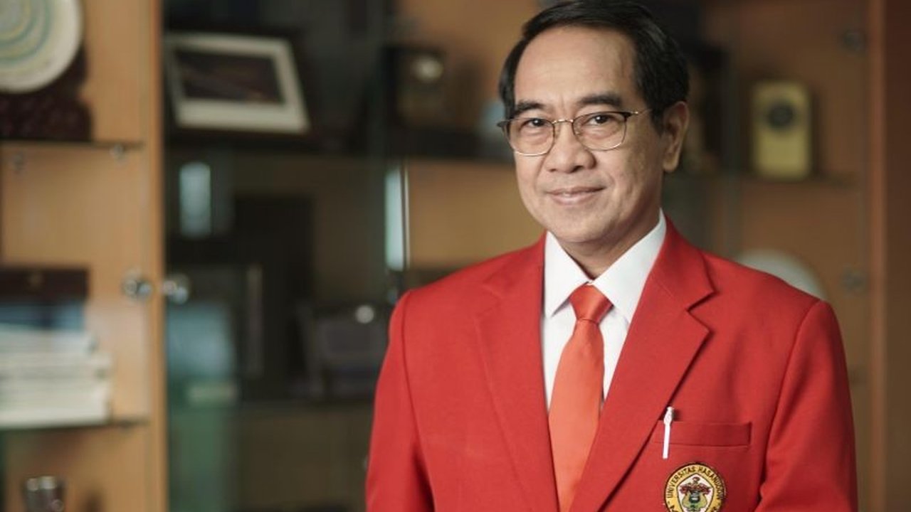 Menteri Pertanian Andi Amran Sulaiman, alumni Unhas, menerima penghargaan tertinggi dari UNS atas kontribusi dan kepeloporan di bidang pertanian, membuat almamaternya bangga.