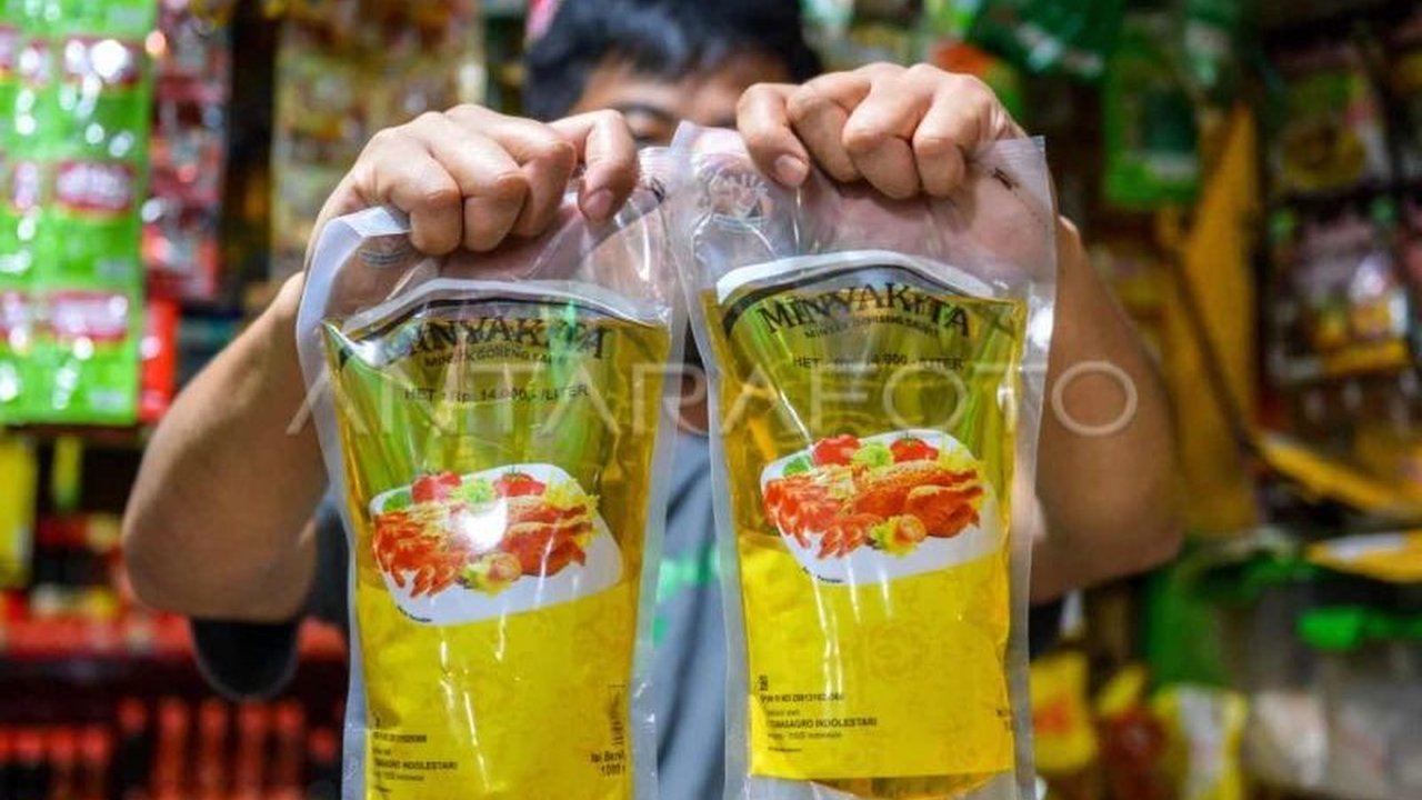 Permasalahan kelangkaan dan harga Minyakita di atas HET disebabkan oleh tata kelola dan distribusi yang buruk; diperlukan perbaikan kebijakan harga, distribusi, dan pengawasan yang lebih ketat.