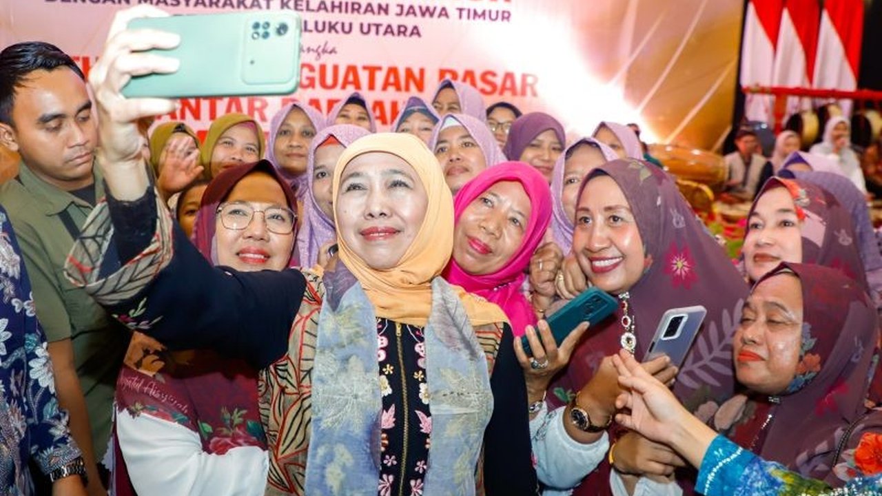 Gubernur Khofifah Indar Parawansa mengunjungi Maluku Utara, tidak hanya untuk misi dagang, tetapi juga bersilaturahmi dengan warga Jawa Timur di sana, membuka peluang kerja sama ekonomi yang saling menguntungkan.