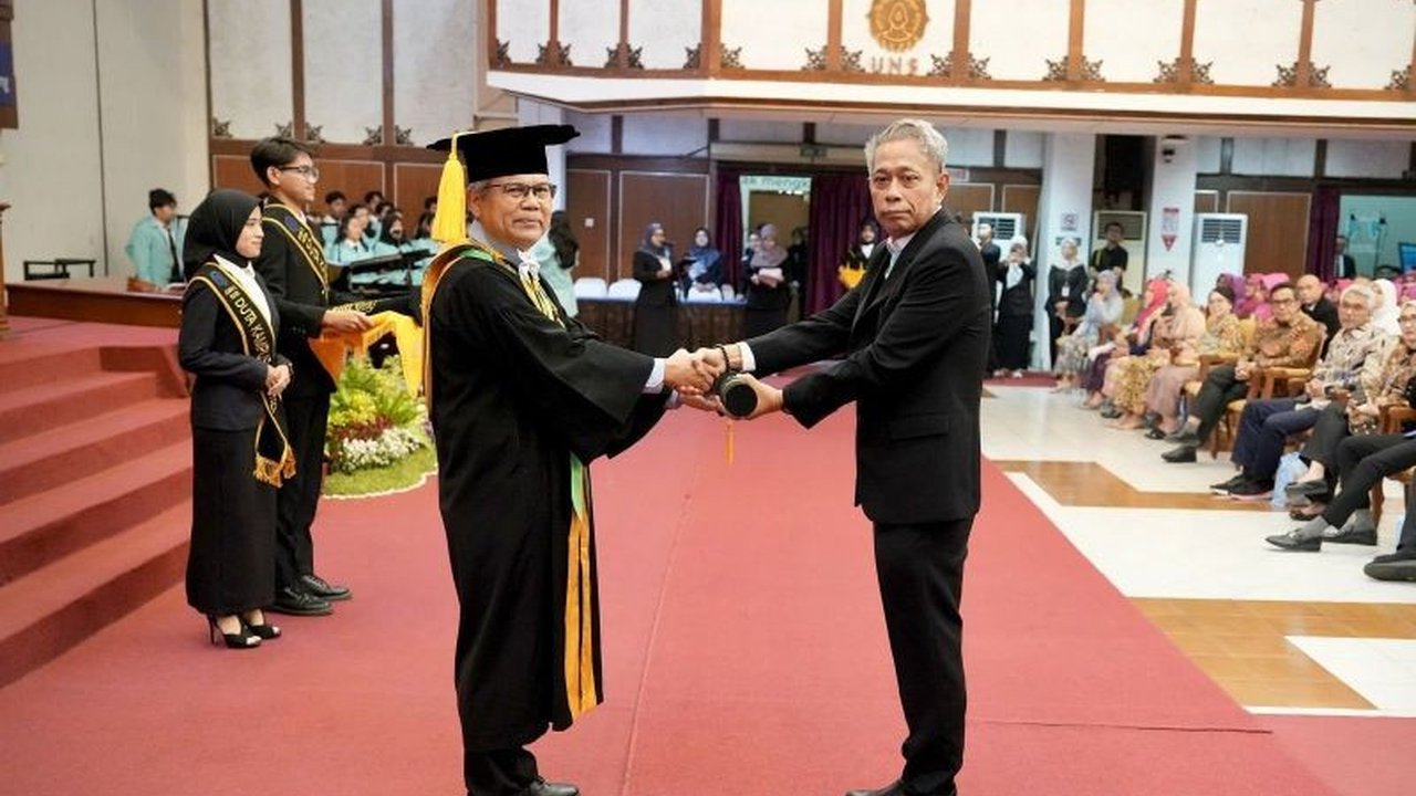 Wamenkes Agus Jabo Priyono memberikan apresiasi kepada UNS atas kontribusi mencetak SDM unggul, 16 alumni berprestasi menerima penghargaan dalam Dies Natalis ke-49.