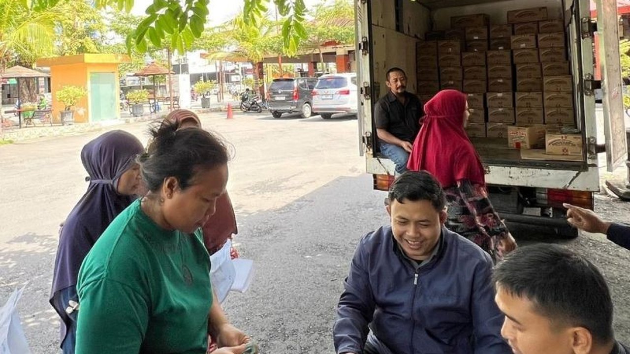 Dinas Perdagangan Kota Madiun mengawasi ketat distribusi MinyaKita langsung dari pabrik ke pedagang pasar tradisional untuk memastikan harga jual sesuai HET dan mencegah penyalahgunaan.