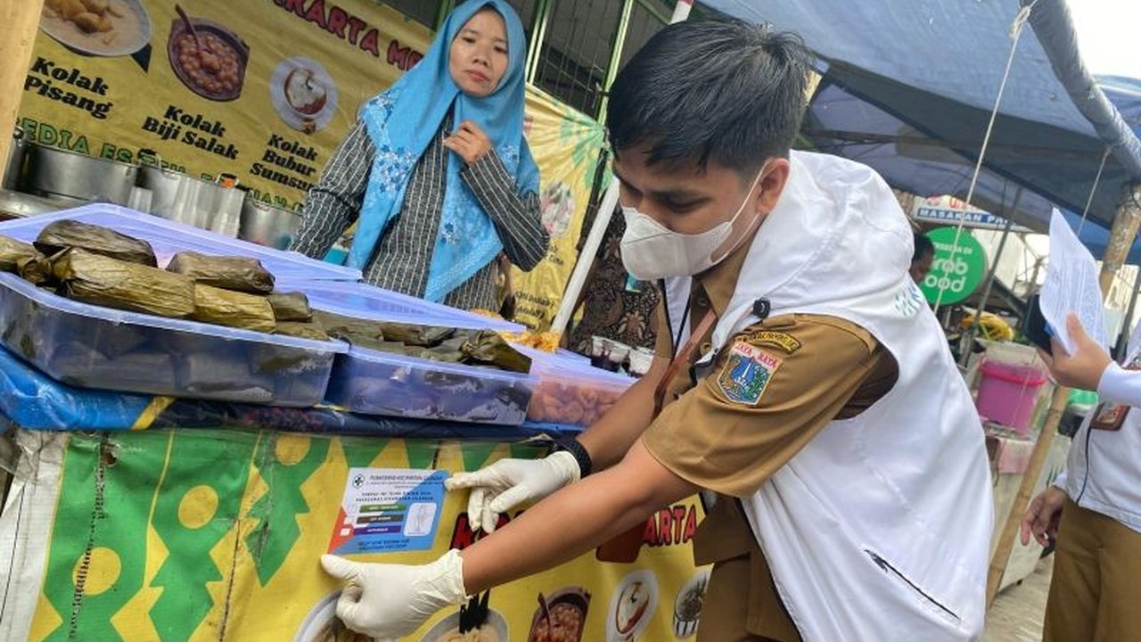 Suku Dinas Kesehatan Jakarta Selatan imbau pembeli takjil perhatikan kebersihan dan tampilan makanan untuk keamanan konsumsi selama Ramadhan; pengawasan dan edukasi pedagang juga dilakukan.