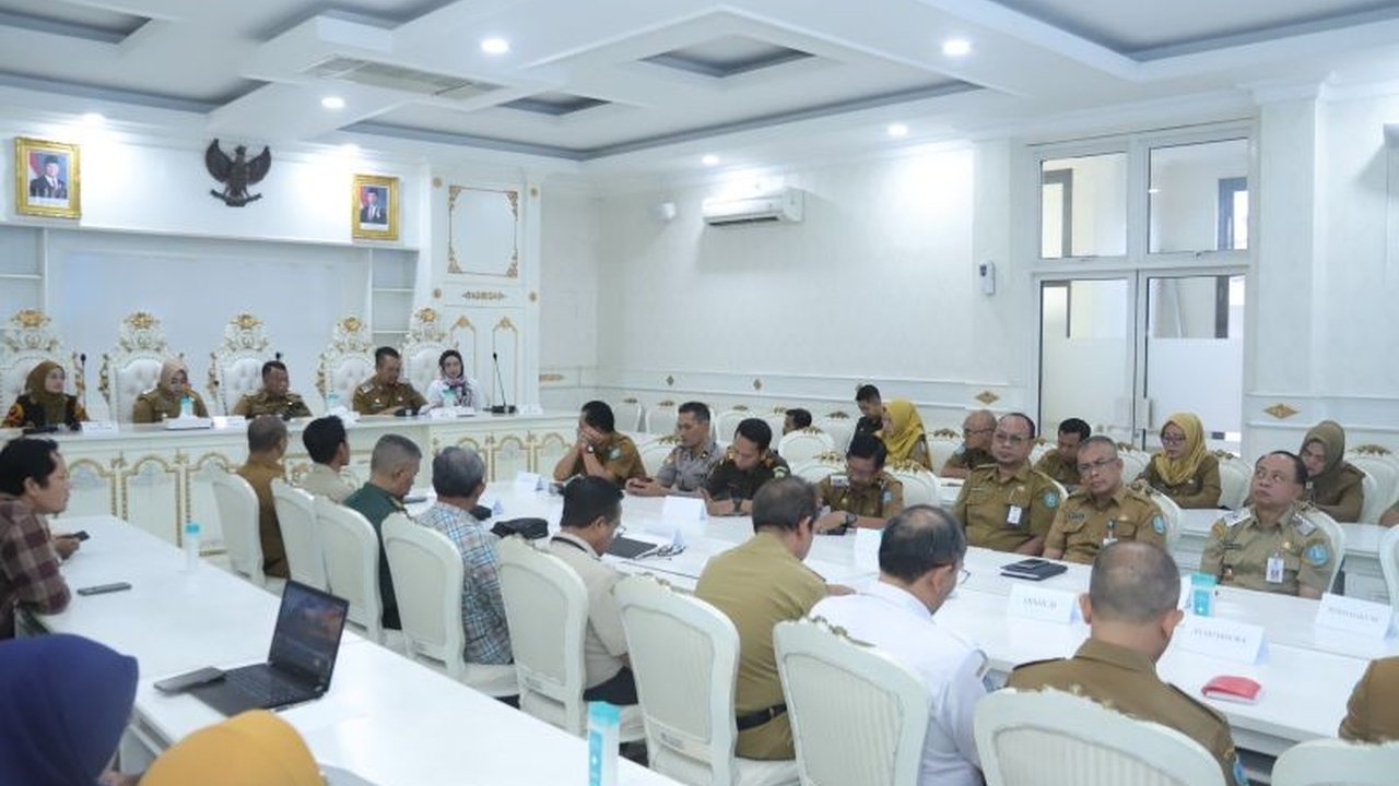 Pemerintah Kabupaten Ponorogo gelar operasi pasar untuk kendalikan harga bahan pokok menjelang Lebaran 2025, fokus di wilayah pinggiran.