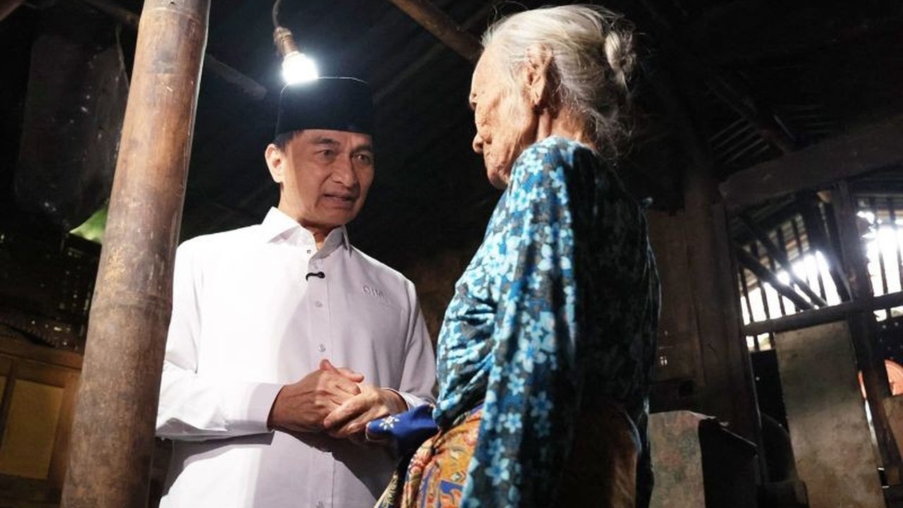 Wakil Gubernur Banten salurkan bantuan perbaikan Rumah Tidak Layak Huni (RTLH) kepada Mak Arpah, warga berusia lebih dari 100 tahun di Tangerang, melalui program zakat ASN Provinsi Banten.