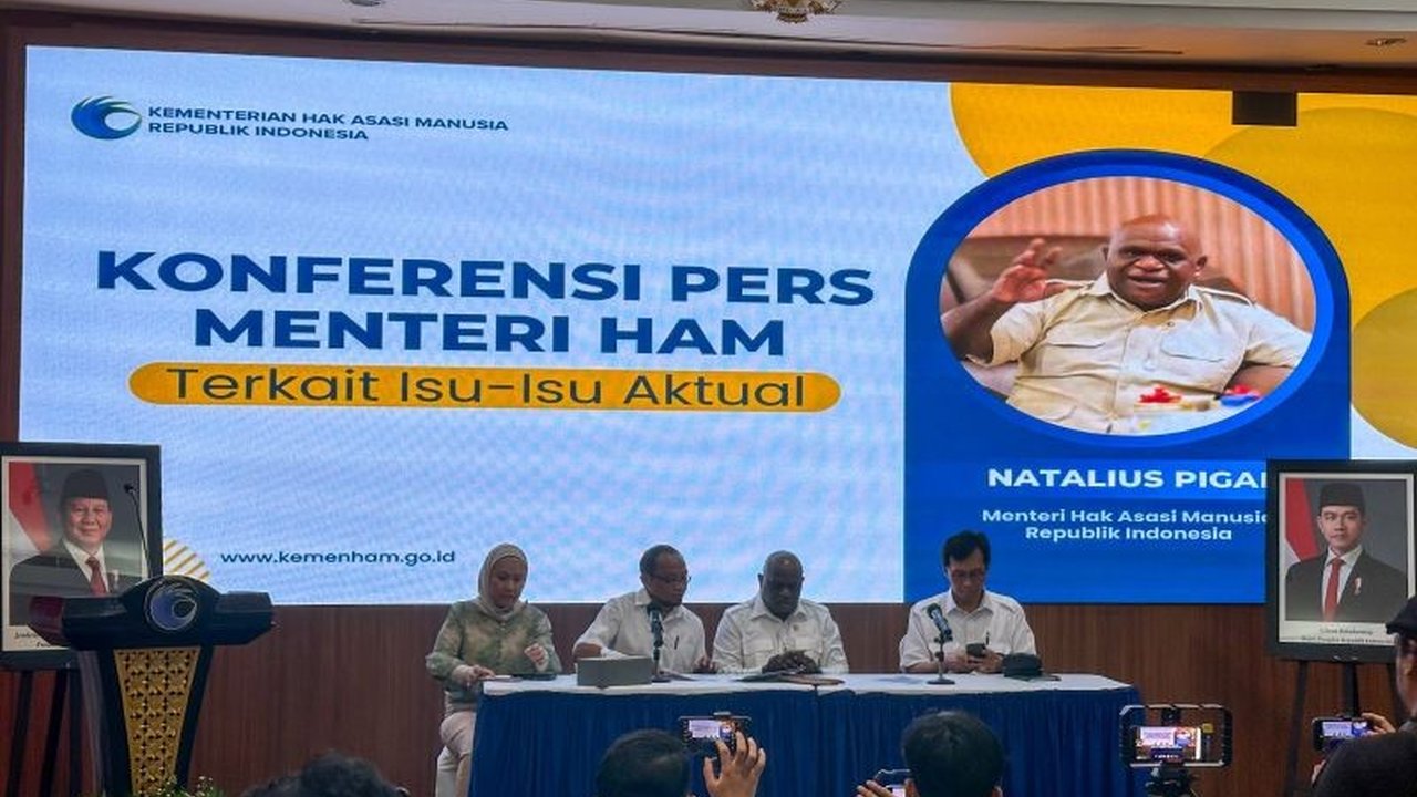 Menteri HAM Natalius Pigai menyatakan Indonesia mengalami surplus demokrasi di bawah kepemimpinan Presiden Prabowo Subianto, ditandai Pilkada 2024, kebebasan berekspresi, dan tidak adanya penangkapan aktivis atau jurnalis.
