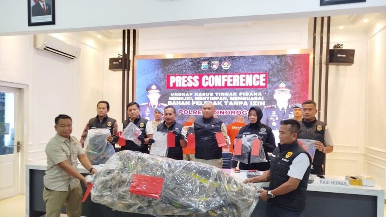 Delapan remaja di Ponorogo ditangkap karena menerbangkan balon udara berisi petasan yang jatuh di Wonogiri, kini mereka terancam hukuman 20 tahun penjara.