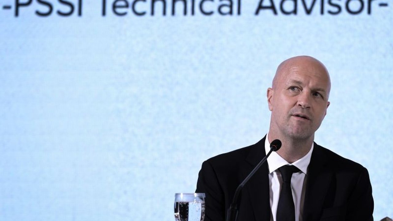 Mantan pemain Barcelona, Jordi Cruyff, resmi menjadi penasihat teknik PSSI dengan tugas menganalisis potensi sepak bola Indonesia, mencari direktur teknik, dan berkolaborasi dengan pelatih Timnas, Patrick Kluivert.