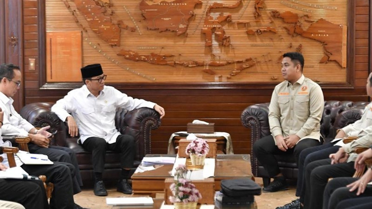 Menteri Desa PDT mengusulkan kader Pemuda Muhammadiyah menjadi dai muda di desa untuk memperkuat nilai-nilai moral dan agama, sekaligus menghadapi tantangan dakwah di pelosok.