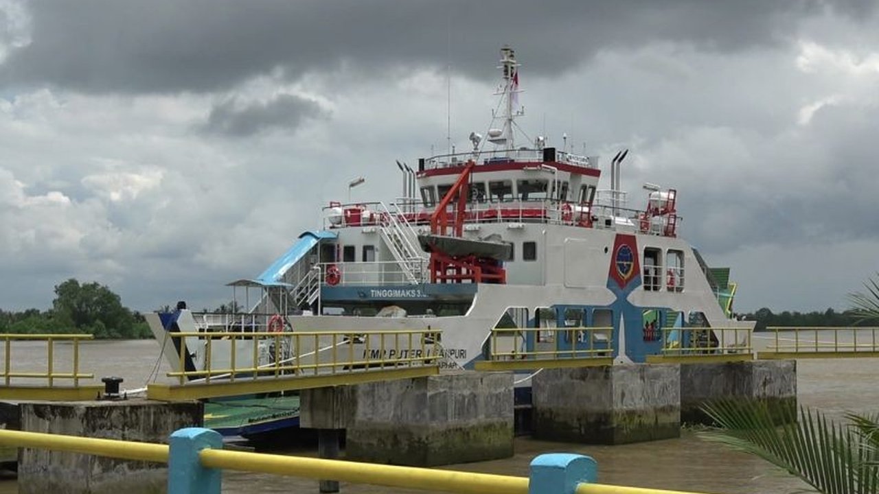 Pelabuhan Sungai Srimeranti di Banyuasin, Sumatera Selatan, kini resmi beroperasi, ditandai dengan peresmian KMP Puteri Leanpuri dan diharapkan mampu meningkatkan perekonomian daerah.
