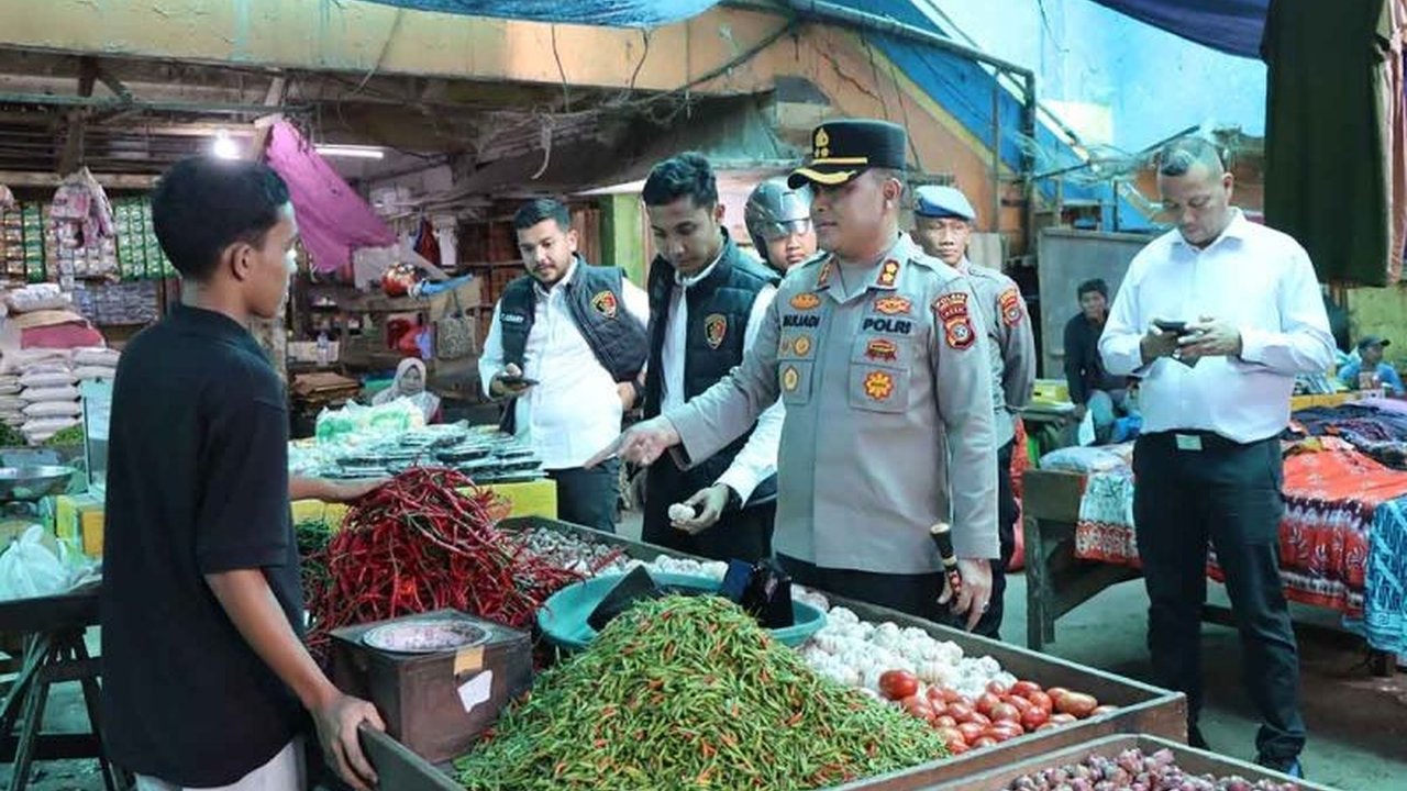 Polres Aceh Tamiang mengambil tindakan tegas terhadap para pedagang yang menimbun bahan pokok menjelang Ramadhan dan Idul Fitri untuk mencegah kenaikan harga yang memberatkan masyarakat.