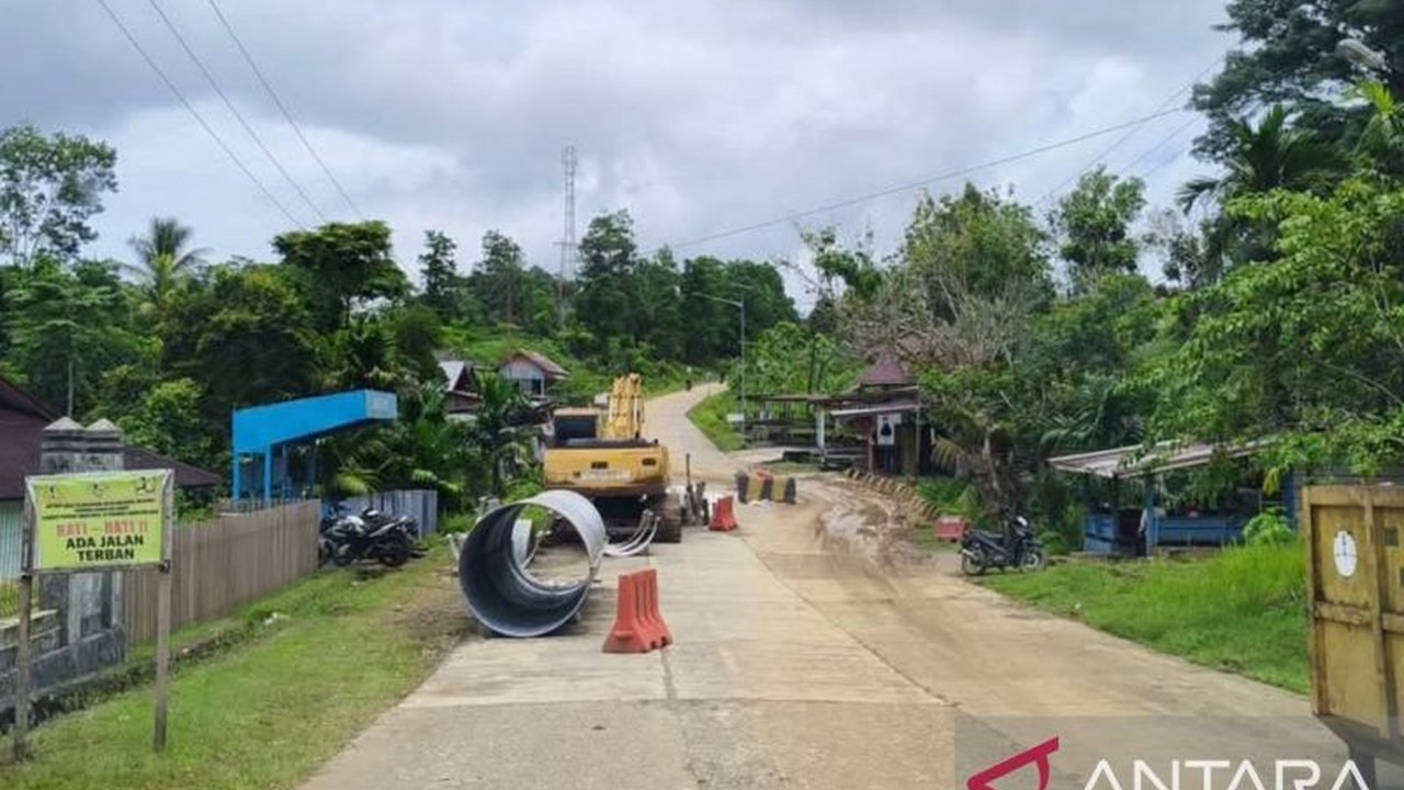 Pemerintah Kabupaten Mentawai berupaya memperbaiki jalan Trans Mentawai KM 8 di Sipora yang rusak akibat tanah longsor sejak 2024, dengan perbaikan sementara sambil menunggu perbaikan permanen dari BPJN III.