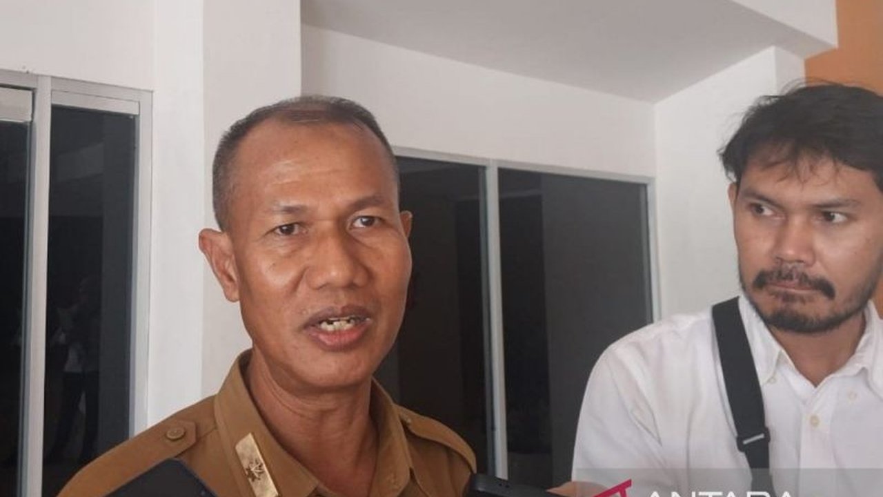 Dinas Peternakan dan Kesehatan Hewan NTB memusnahkan 4.389 vaksin PMK kedaluwarsa karena kendala distribusi, terutama di Pulau Sumbawa, meskipun vaksinasi PMK di NTB telah mencapai 85 persen.