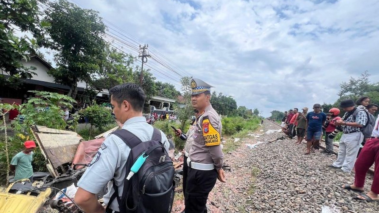 Kecelakaan antara Kereta Api Kertanegara dan truk di Kediri mengakibatkan satu penumpang truk meninggal dunia dan satu lainnya luka berat, pihak kepolisian masih melakukan penyelidikan.