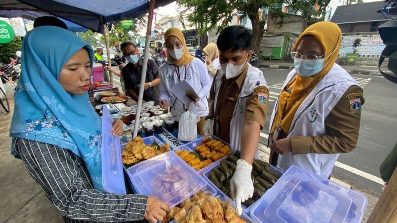 Kementerian Kesehatan (Kemenkes) mengeluarkan edaran untuk memastikan keamanan pangan selama Ramadhan, dengan pengawasan ketat terhadap pedagang makanan dan minuman, terutama di pasar takjil.