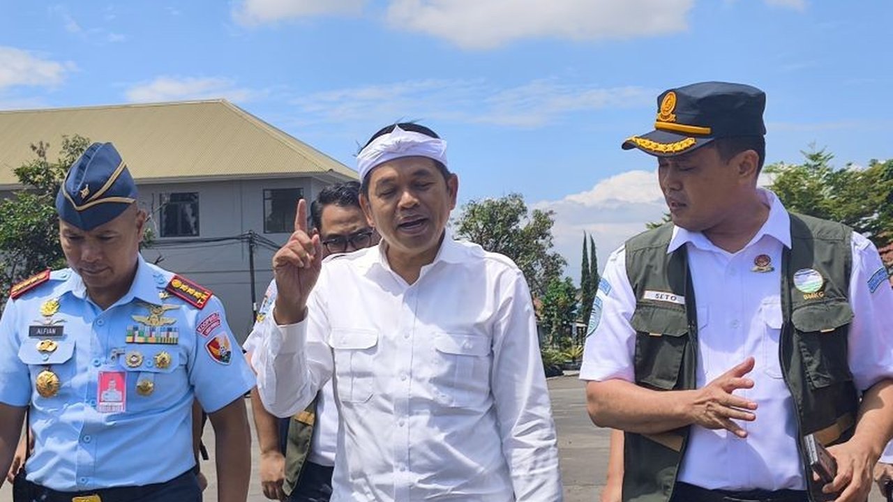 Gubernur Jawa Barat, Dedi Mulyadi, menyerukan taubat ekologi untuk mengatasi bencana alam berulang di Jawa Barat akibat kerusakan lingkungan yang parah, termasuk alih fungsi lahan dan sertifikasi lahan di area sungai dan gunung.