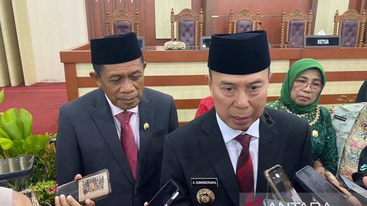 Pemerintah Provinsi Sulawesi Tenggara menginstruksikan seluruh perkantoran dan masyarakat untuk memutar lagu Indonesia Raya setiap hari kerja pukul 10.00 dan 16.00 WITA guna meningkatkan rasa patriotisme.