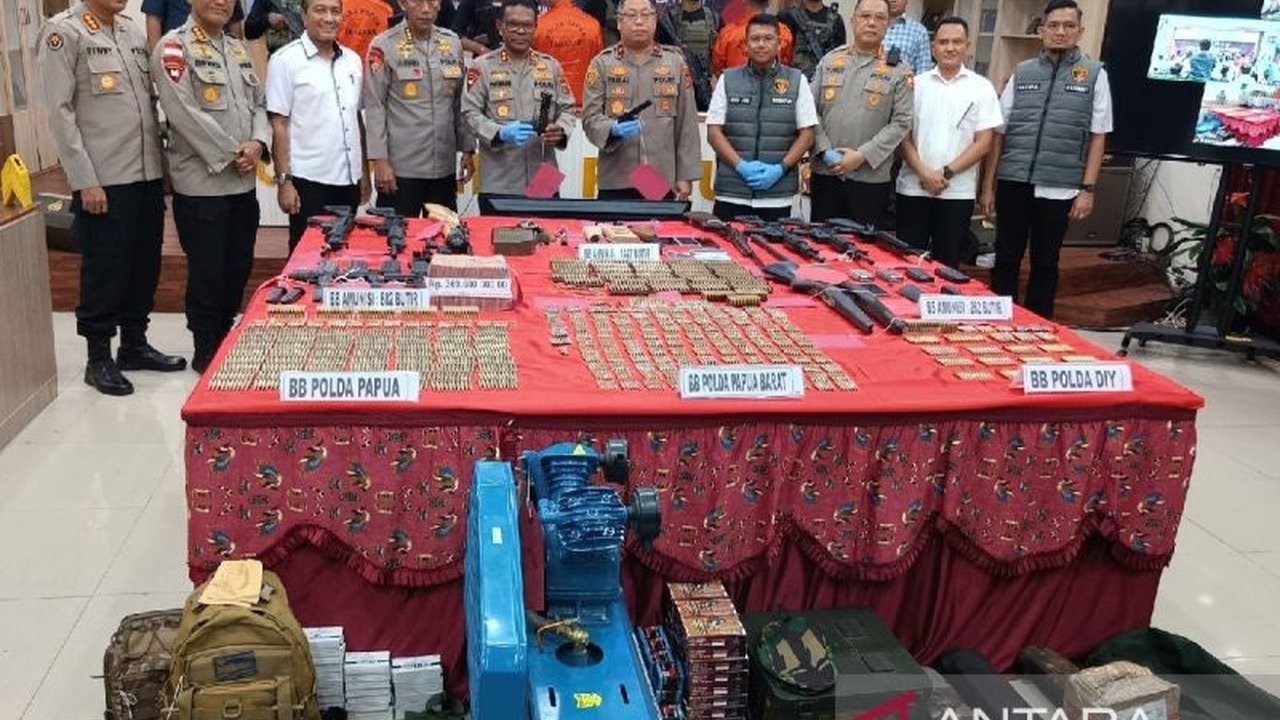Empat Polda berhasil menggagalkan upaya pengiriman 17 senjata api dan 3.573 amunisi ke KKB di Papua, tujuh tersangka ditangkap.