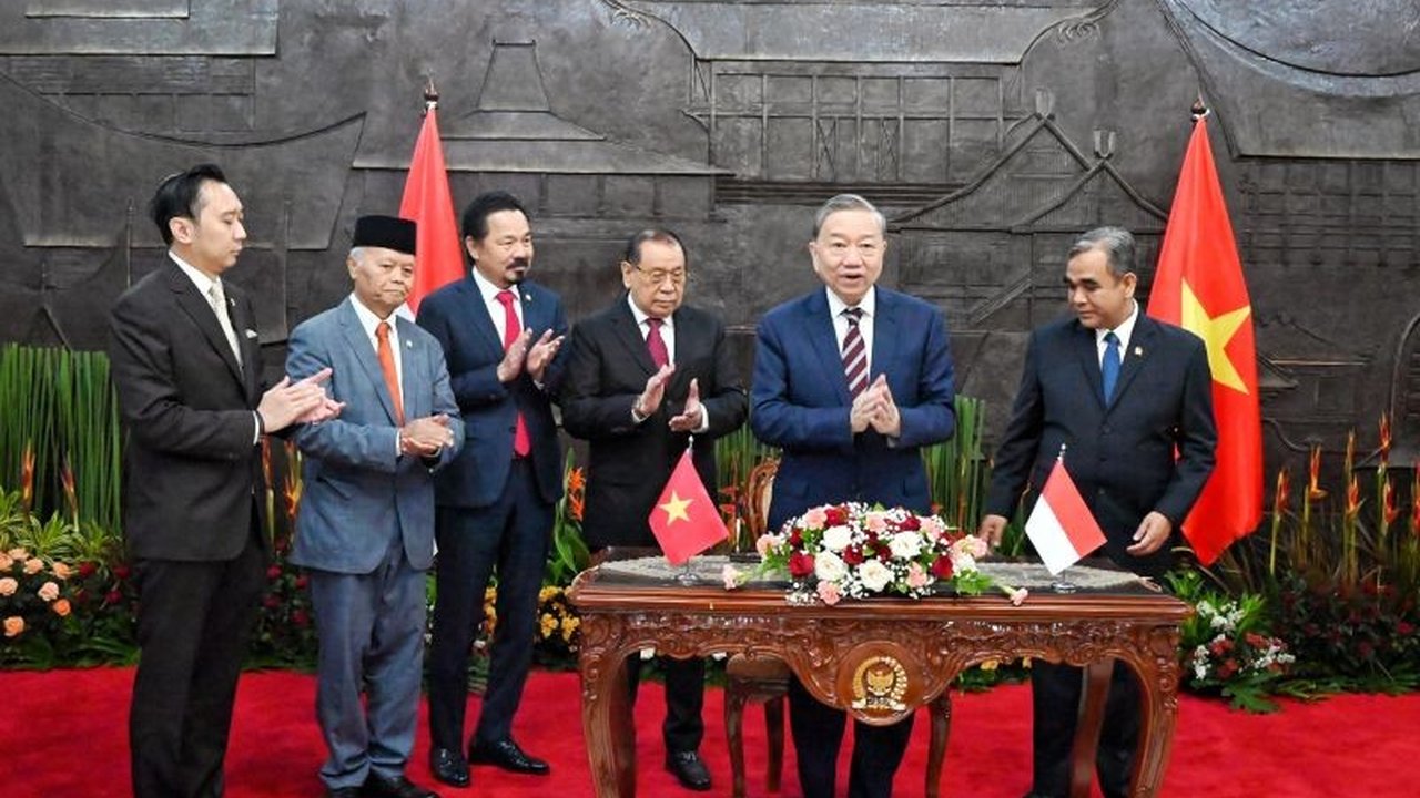 Wakil Ketua MPR RI, Rusdi Kirana, mendorong peningkatan kerja sama Indonesia-Vietnam di berbagai sektor, sejalan dengan usulan Presiden Prabowo Subianto untuk meningkatkan kemitraan kedua negara ke tingkat strategis yang komprehensif.