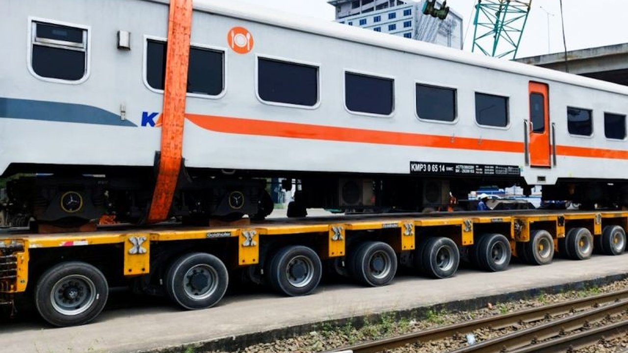 PT Kereta Api Indonesia (KAI) mengirimkan 22 kereta ke Sumatera untuk meningkatkan layanan transportasi publik yang lebih baik dan terjangkau bagi masyarakat, terutama menjelang Lebaran 2025.