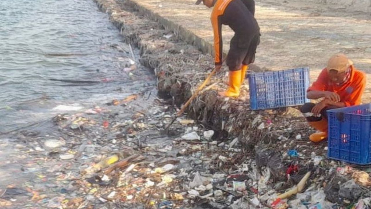 Sebanyak 21,2 ton sampah dari Jakarta dan sekitarnya telah sampai di Kepulauan Seribu sejak Maret 2025, petugas kebersihan bekerja keras membersihkannya.