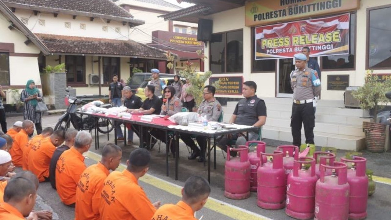 Polresta Bukittinggi berhasil mengungkap 30 kasus pidana, termasuk 19 kasus narkoba, selama Januari-Februari 2025, dengan berbagai jenis kejahatan yang ditangani.