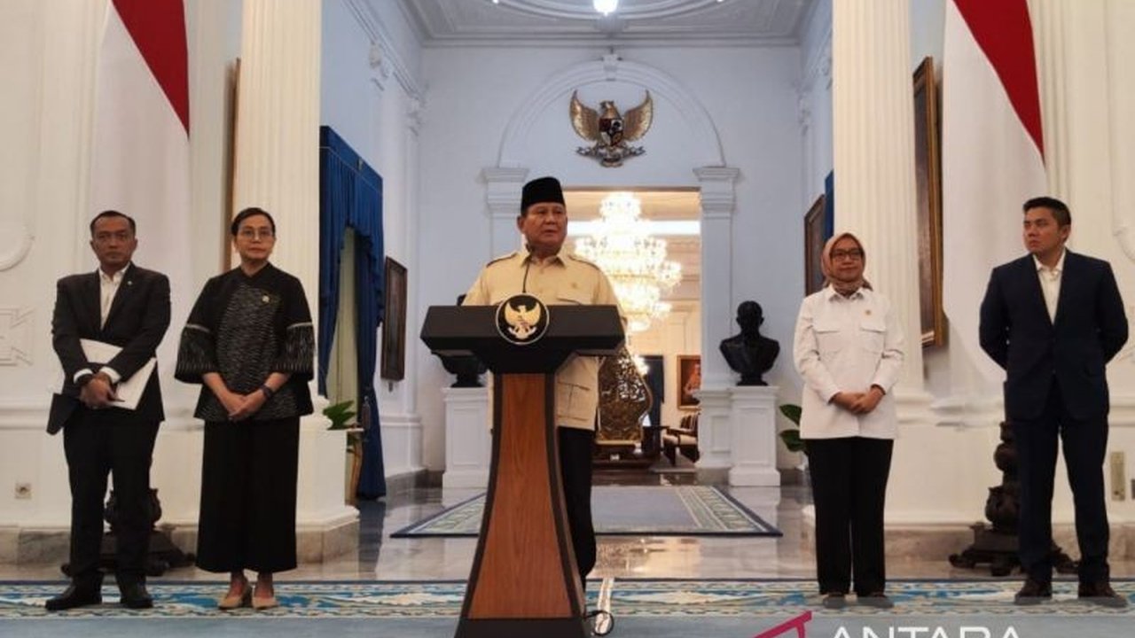 Presiden Prabowo Subianto umumkan beragam kebijakan pemerintah untuk membantu masyarakat selama bulan puasa dan Lebaran 2025, mulai dari penurunan harga tiket pesawat hingga THR ASN.