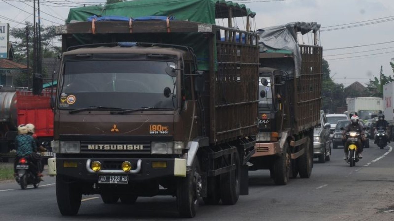 Menteri Perhubungan menetapkan pembatasan operasional angkutan barang selama periode mudik Lebaran 2025 untuk memastikan keselamatan dan kelancaran arus lalu lintas.