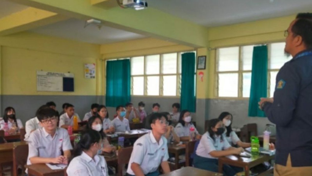 Pemerintah Kota Palembang memperbaiki gedung sekolah secara bertahap dengan prioritas pada sekolah rusak berat, demi mendukung Program Palembang Cerdas dan meningkatkan kualitas pendidikan.