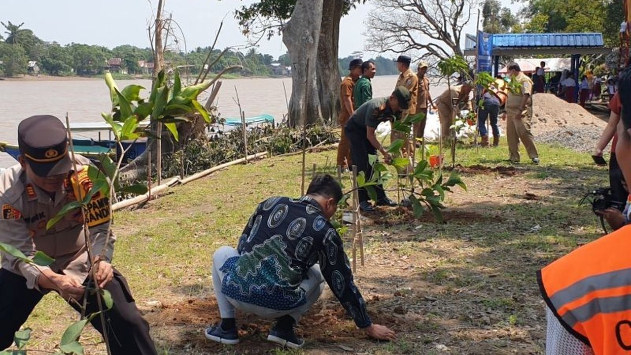 Pemerintah Kota Palembang gencar menggalakkan gotong royong untuk membersihkan lingkungan, guna mencegah banjir dan menciptakan kota yang bersih serta sehat.