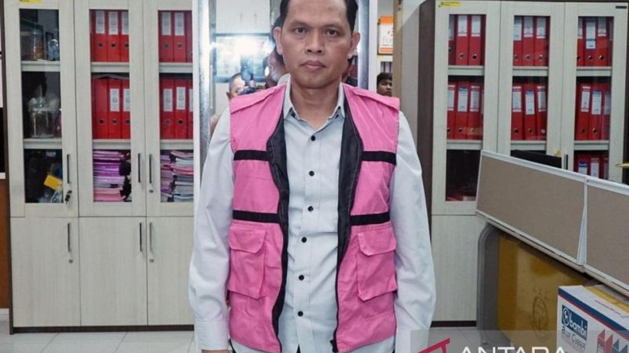 Kejati Sumut menahan Kadisbuparekraf Sumut, Zumri Sulthony, dan tiga tersangka lain atas dugaan korupsi proyek penataan Situs Benteng Putri Hijau tahun 2022 dengan kerugian negara mencapai Rp817 juta.