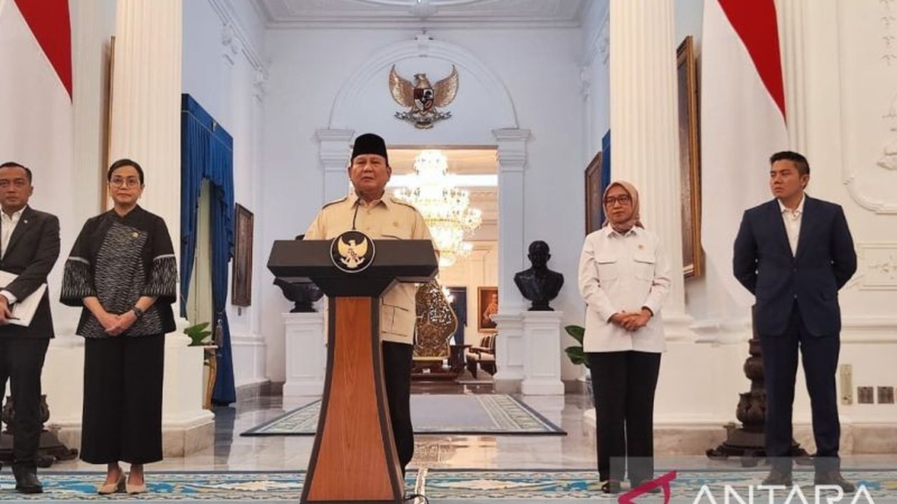 Presiden Prabowo Subianto resmi tanda tangani PP 11/2025, memastikan THR dan gaji ke-13 untuk 9,4 juta ASN, TNI/Polri, dan pensiunan cair tahun 2025.
