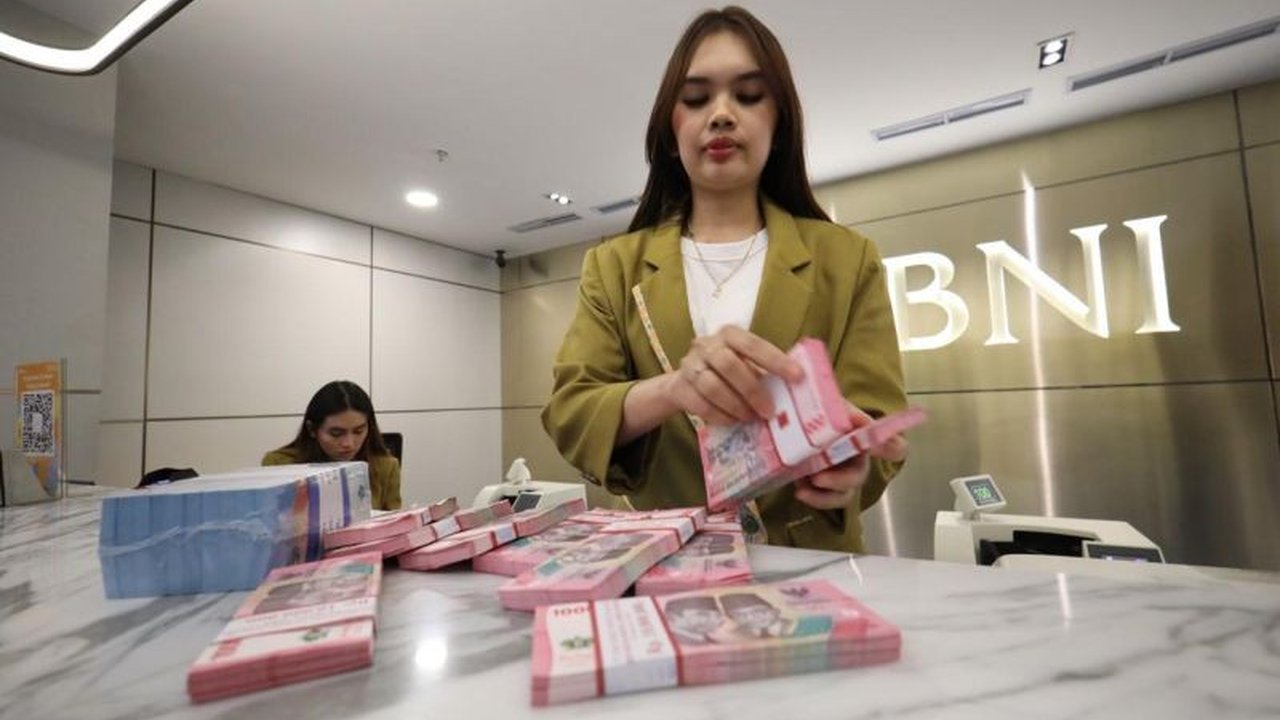 BNI menyiapkan uang tunai Rp21 triliun untuk memenuhi kebutuhan masyarakat selama Lebaran 2025, meskipun tren transaksi digital meningkat.