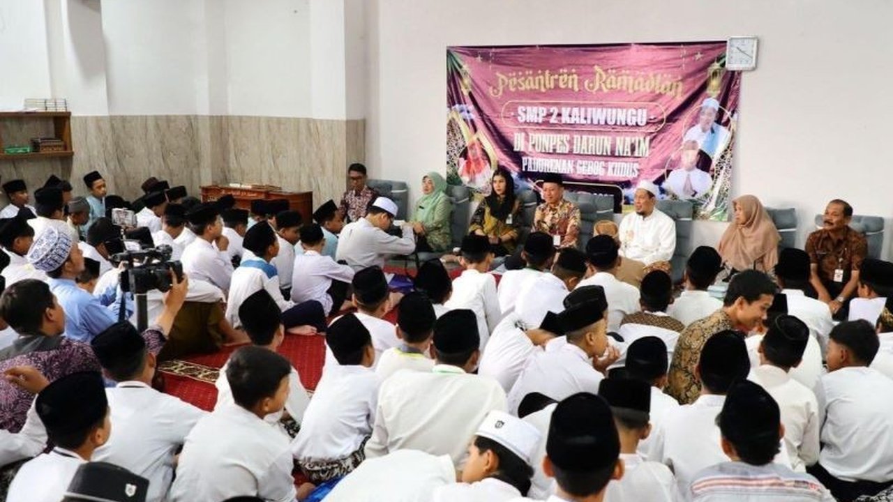 SMP 2 Kaliwungu Kudus berinisiatif menggelar program Pesantren Ramadhan di Pondok Pesantren Darun Na'im, Kudus, sebagai upaya peningkatan pemahaman agama siswa.