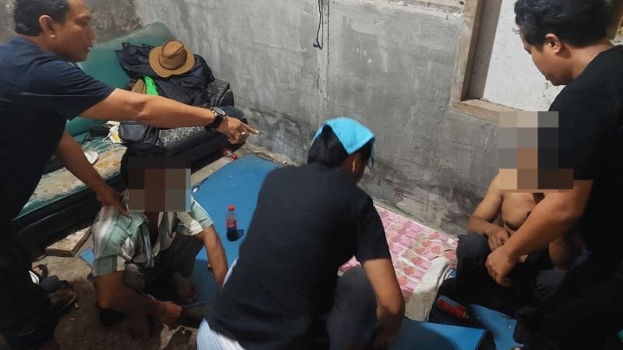 Dua pelaku peredaran uang palsu ditangkap di Indramayu, Jawa Barat, menjelang Lebaran 2025; polisi menyita ratusan lembar uang palsu dan alat pencetakannya.