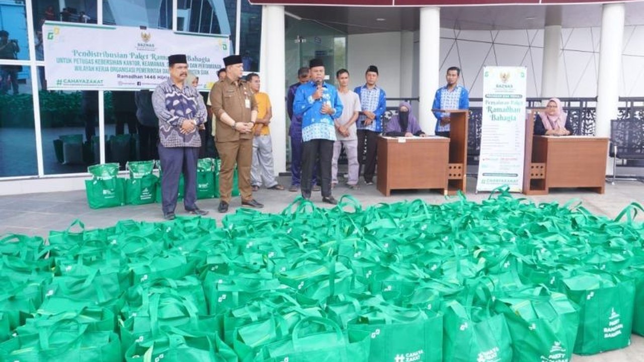 Pemerintah Kabupaten Siak menyalurkan 1.861 paket sembako Ramadhan melalui Baznas Siak untuk membantu tenaga harian lepas dan masyarakat kurang mampu di Kecamatan Siak dan Mempura.