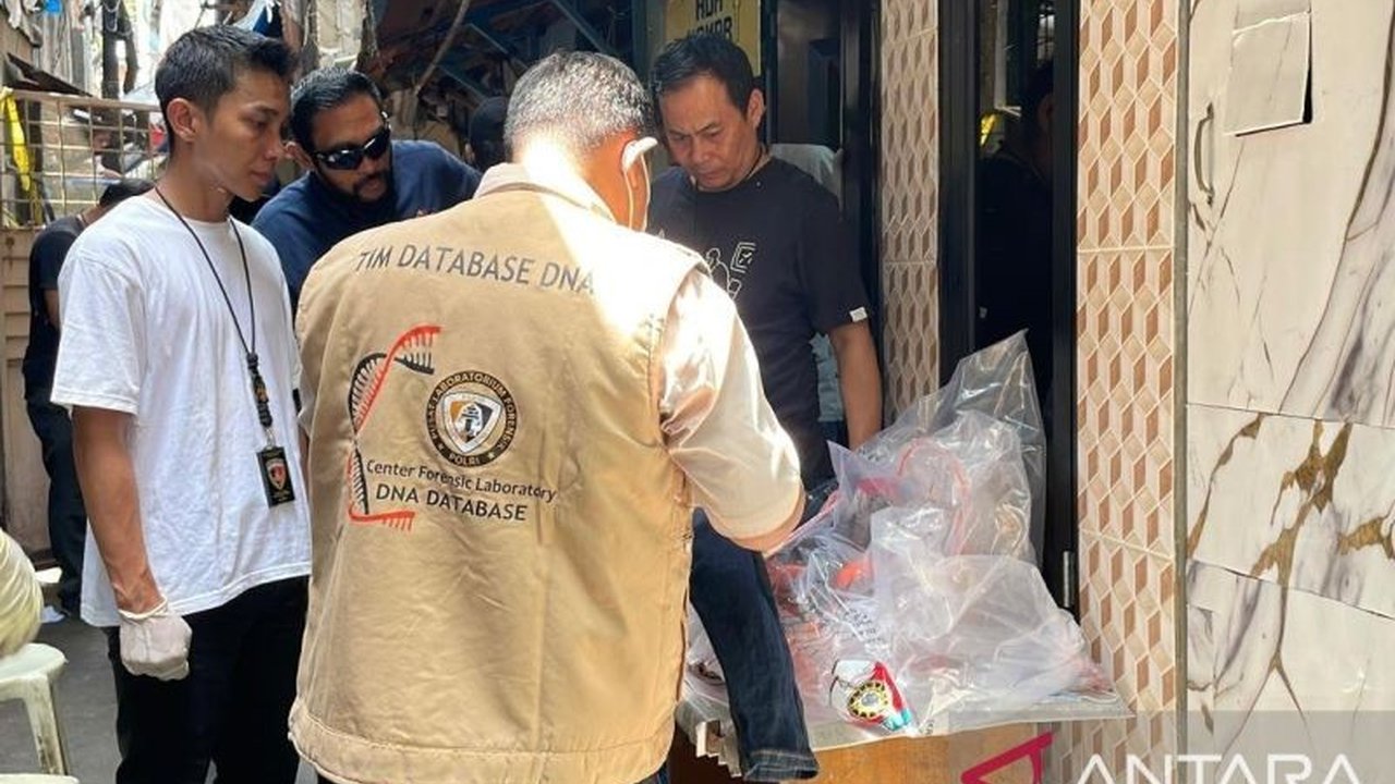 Kepolisian telah mengamankan sejumlah barang bukti penting, termasuk tali rafia, gayung, dan celana jeans berlumuran darah, dari lokasi pembunuhan ibu dan anak di Tambora, Jakarta Barat, serta menangkap pelaku di Banyumas.