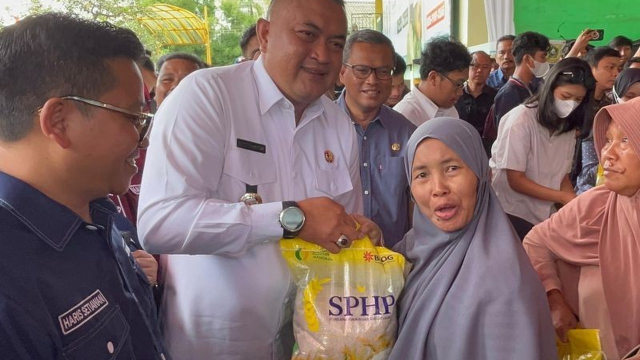 Bupati Bogor, Rudy Susmanto, menggelar operasi pasar murah untuk mengatasi kelangkaan Minyakita dan menstabilkan harga kebutuhan pokok menjelang Idul Fitri.