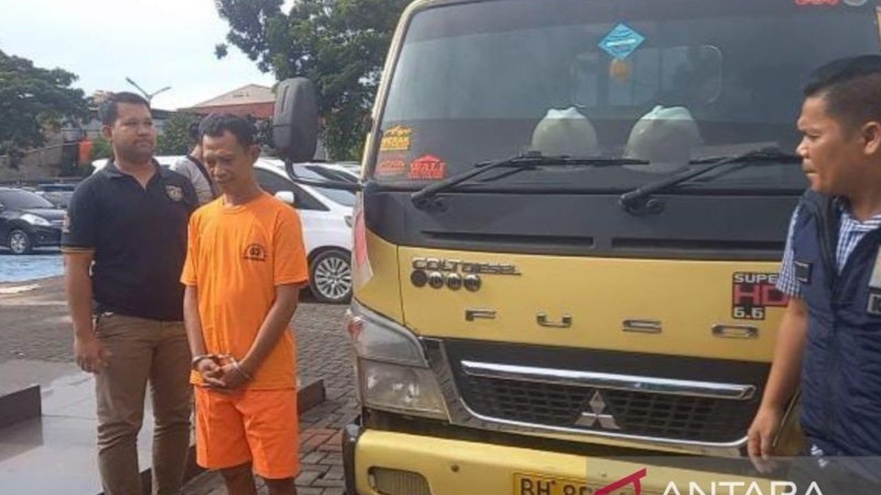 Polres Metro Bekasi menangkap FI, seorang mantan sopir yang mencuri truk cold diesel milik mantan majikannya dan kabur hingga Cirebon karena desakan ekonomi.  Pelaku terancam hukuman 5 tahun penjara.
