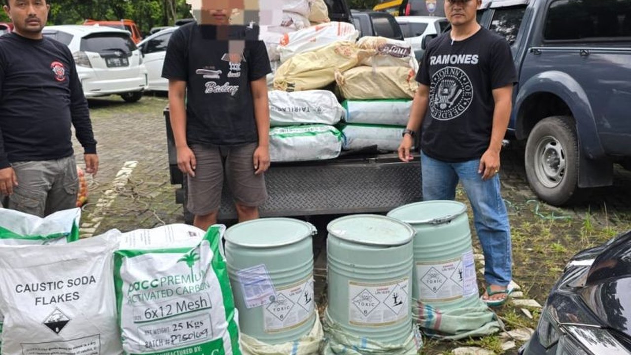 Polda Banten berhasil menangkap pengedar sianida, TA (26), yang memasok bahan kimia berbahaya tersebut ke penambang emas ilegal di Lebak;  ancaman hukuman berat menanti pelaku.