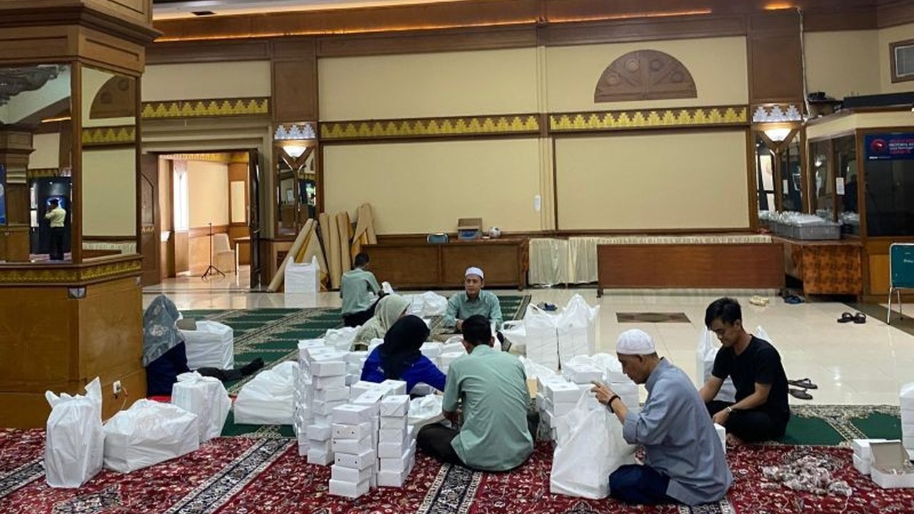 Masjid Agung Al-Azhar Jakarta Selatan membagikan 700 takjil setiap hari selama Ramadhan, dengan tambahan hingga 1000 kotak di akhir pekan, bertepatan dengan awal puasa 1 Ramadhan 1446 H/2025 M pada 1 Maret 2025.