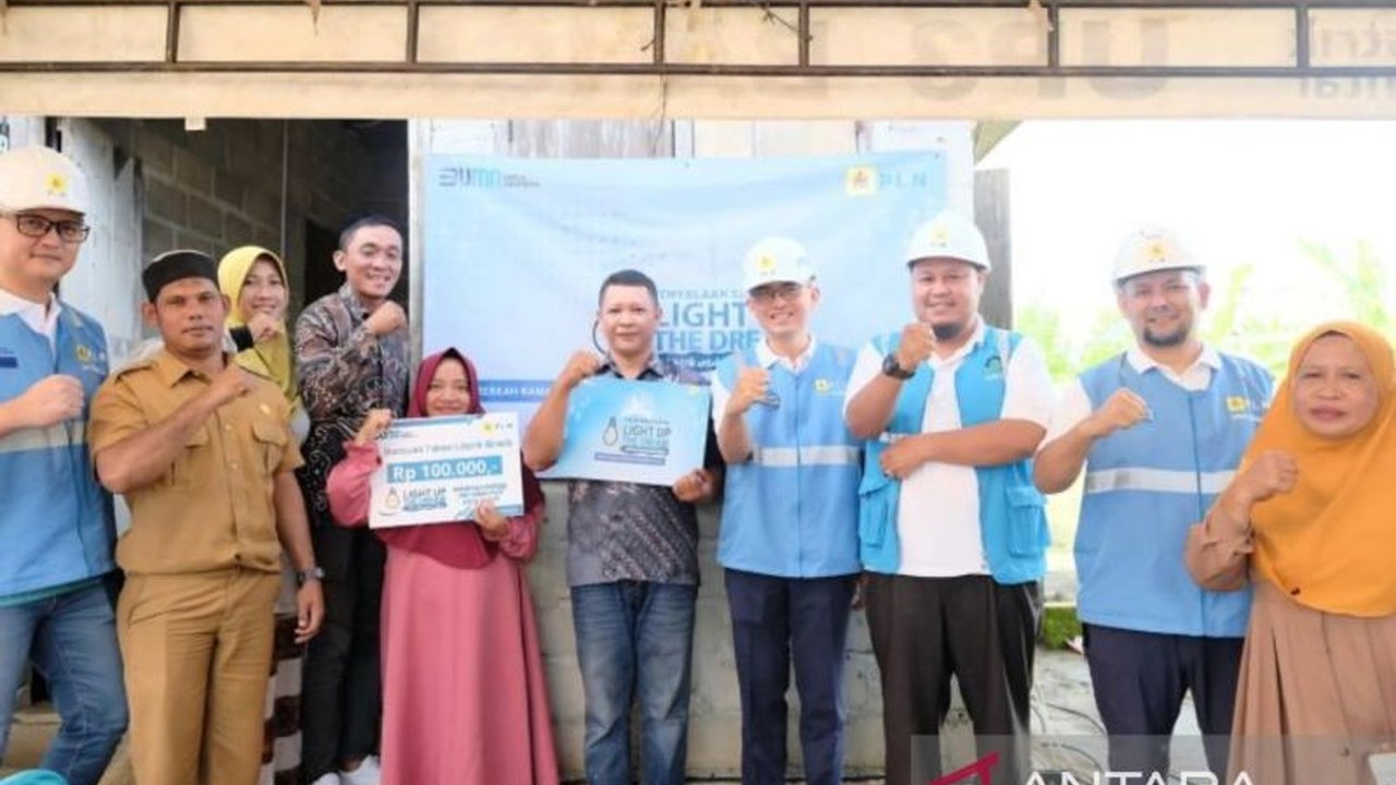 PLN UIW Babel menyalurkan listrik gratis kepada 19 rumah warga prasejahtera di Desa Cambai Selatan, Bangka Tengah melalui program 'Light Up The Dream', sebagai wujud komitmen perusahaan dalam pemerataan akses energi.
