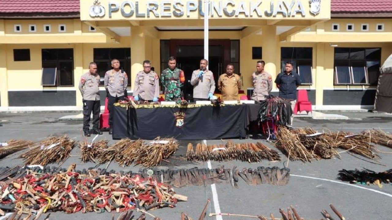 Bentrokan Puncak Jaya: Sembilan Tewas, Ratusan Luka, dan Kerugian Besar