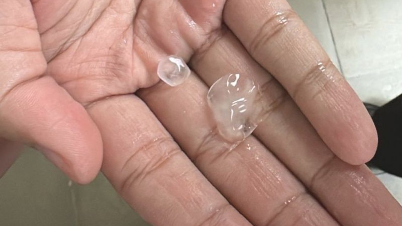 Hujan es mengguyur beberapa wilayah di Yogyakarta pada Selasa sore, dipicu oleh awan Cumulonimbus dan angin kencang, menandai cuaca ekstrem di masa peralihan musim.