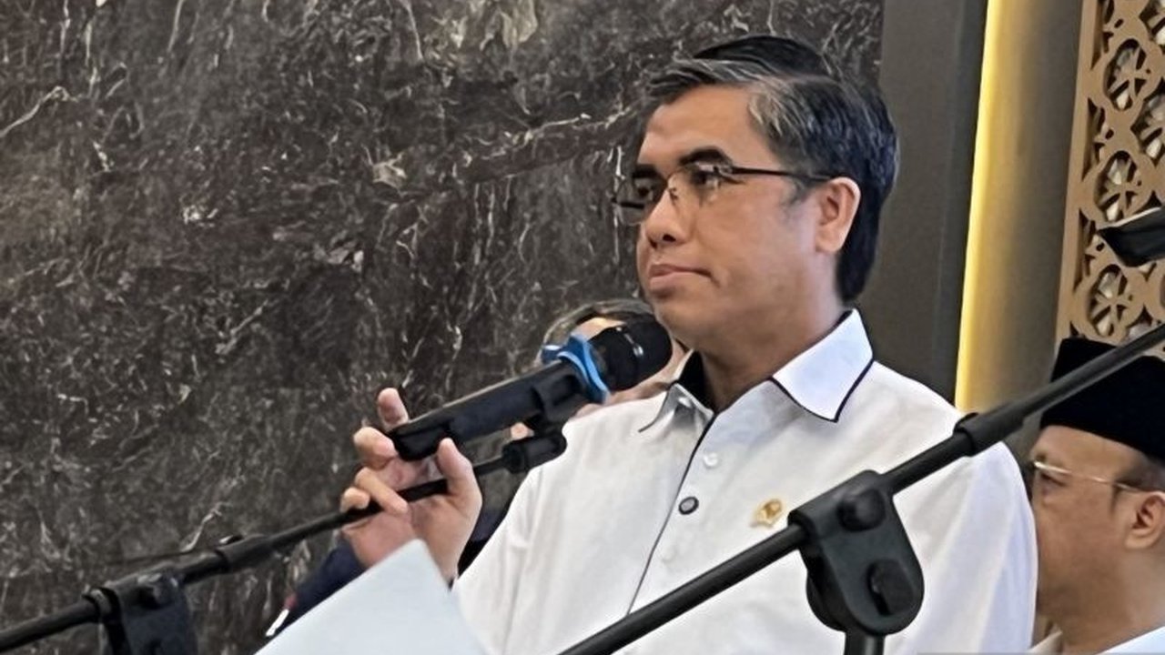 Menteri Ketenagakerjaan (Menaker) menerbitkan Surat Edaran (SE) tentang kewajiban pembayaran THR 2025 secara penuh H-7 sebelum Lebaran bagi seluruh pekerja di Indonesia.