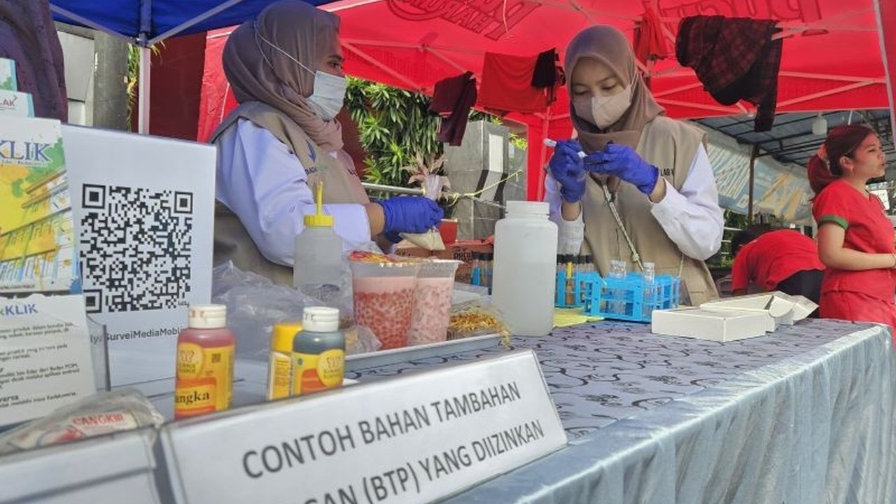 BPOM intensif periksa takjil di Jakarta dan seluruh Indonesia, temukan tiga bahan berbahaya umum: formalin, rhodamin B, dan boraks; berikan tips memilih takjil aman.