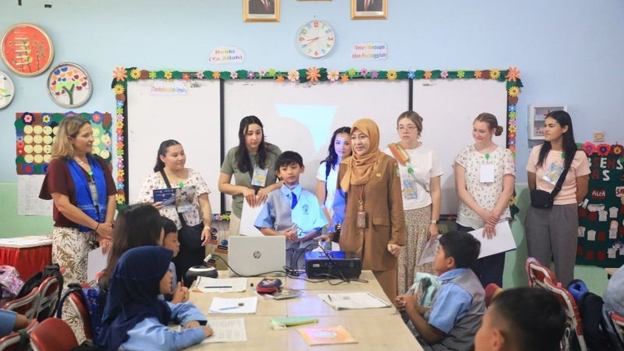 Puluhan mahasiswa California Baptist University mengunjungi SDN Sukasari 4 Tangerang, Banten, dan terkesan dengan sistem pendidikan dasar di Indonesia, khususnya inovasi pembelajaran di sekolah tersebut.