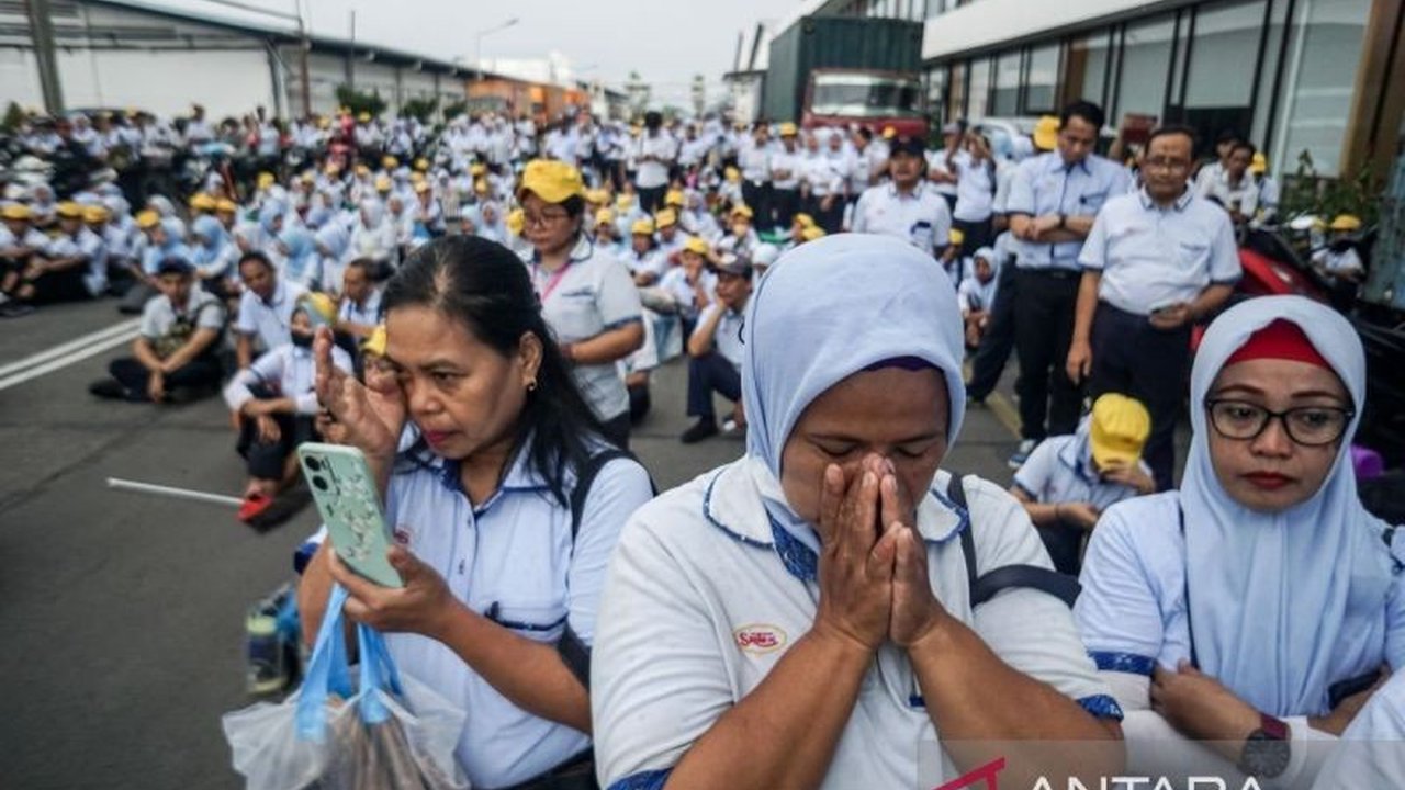 Anggota Komisi VII DPR RI memastikan hak-hak karyawan PT Sritex yang terkena PHK akibat pailit akan dipenuhi, termasuk pesangon dan jaminan sosial, serta mendorong pemerintah untuk melakukan evaluasi daya saing industri tekstil nasional.