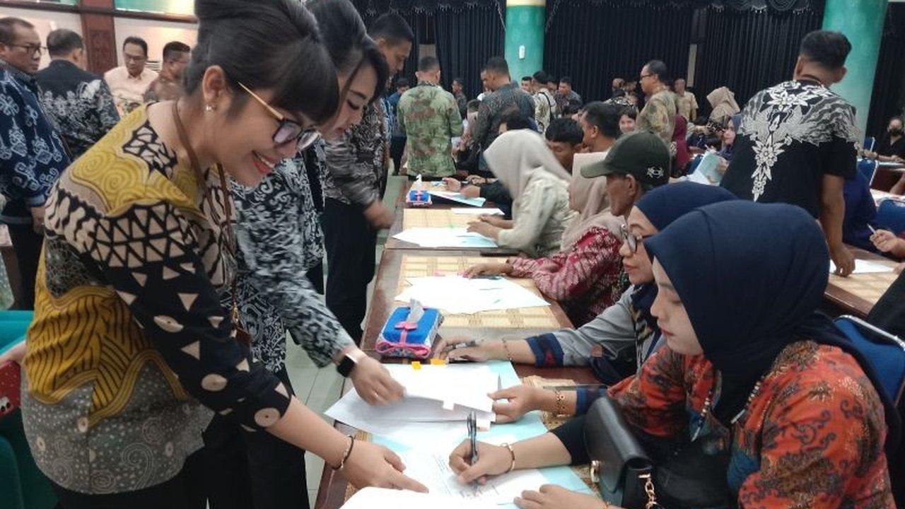 Bank Kalbar menyalurkan KUR senilai Rp35 miliar kepada 429 UMKM di Kalimantan Barat, dengan target penyaluran mencapai Rp1 triliun pada tahun 2025.
