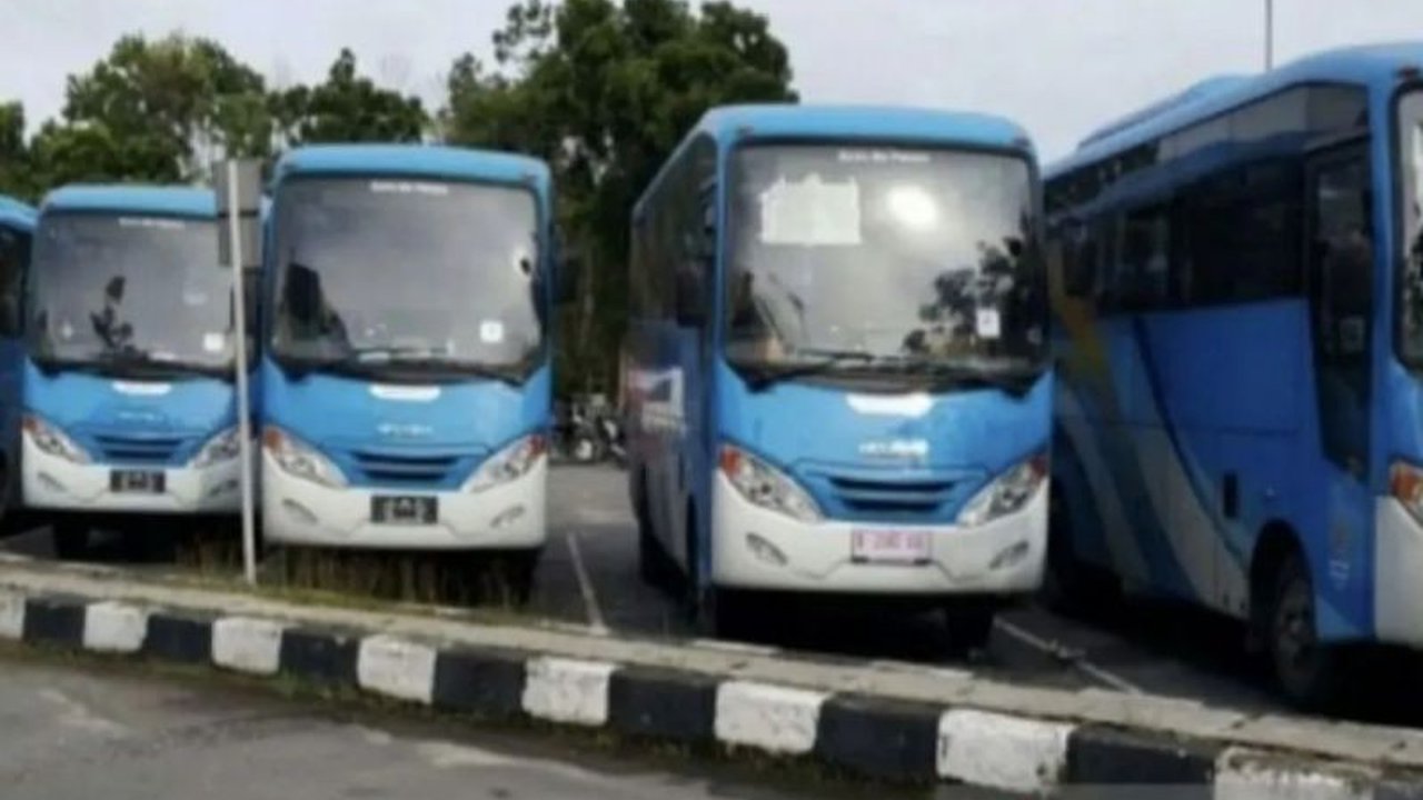 Mulai hari ini, pelajar di Pekanbaru dapat menikmati perjalanan gratis dengan Bus Trans Metro berkat kebijakan baru Pemko Pekanbaru yang bertujuan meningkatkan jumlah penumpang dan mengurangi kemacetan.